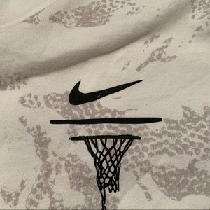 Nike Basketball Graphic Men's T-Shirt - Large
